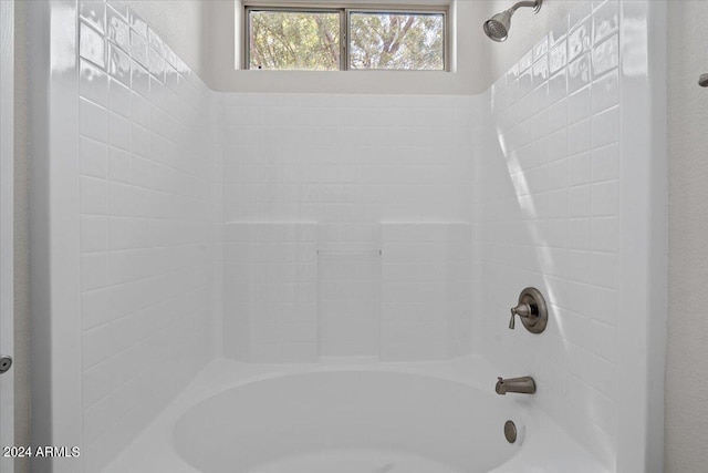 bathroom with tiled shower / bath