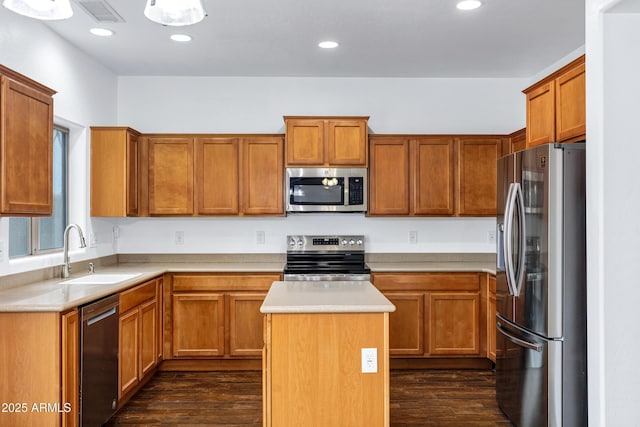 kitchen featuring sink, dark wood-type flooring, stainless steel appliances, and a kitchen island