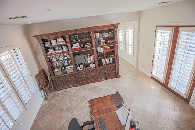 sitting room with baseboards, visible vents, and recessed lighting