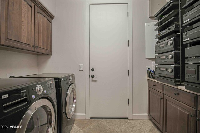 laundry area with baseboards, laundry area, and washer and clothes dryer