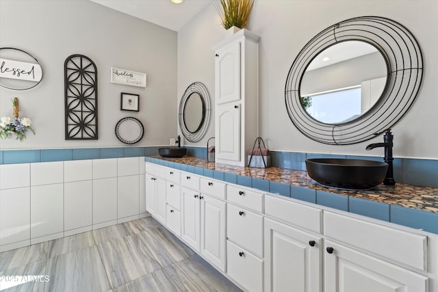 3019 W Trail Dr, Phoenix, AZ 85086 - full bath with a sink, recessed lighting, and double vanity