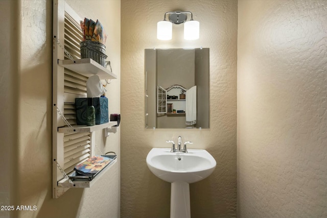 bathroom featuring a textured wall