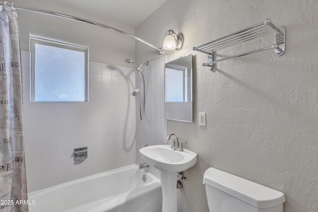 101 W 8th Pl, Mesa, AZ 85201 - full bath featuring shower / bath combination with curtain, toilet, and a textured wall