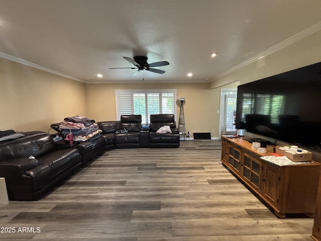 living room featuring recessed lighting, ornamental molding, ceiling fan, wood finished floors, and baseboards