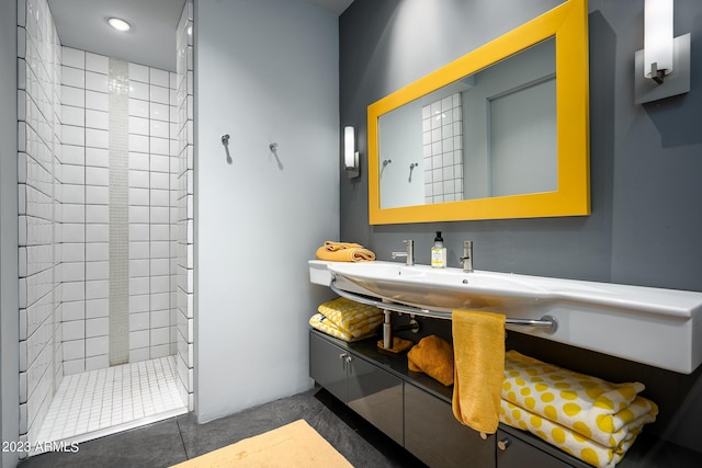 bathroom featuring a tile shower