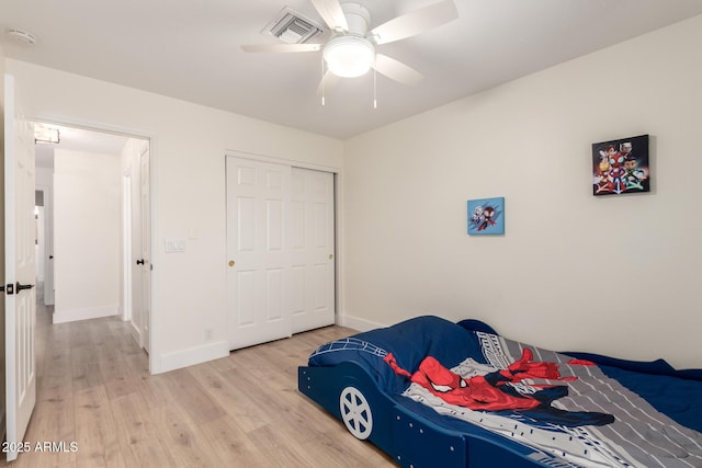 7702 W Piute Ave, Glendale, AZ 85308 - bedroom with light wood-style flooring, baseboards, a ceiling fan, and a closet