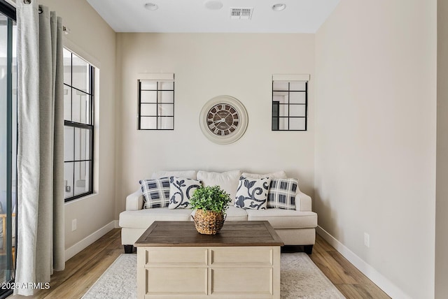 living room featuring visible vents, recessed lighting, baseboards, and wood finished floors