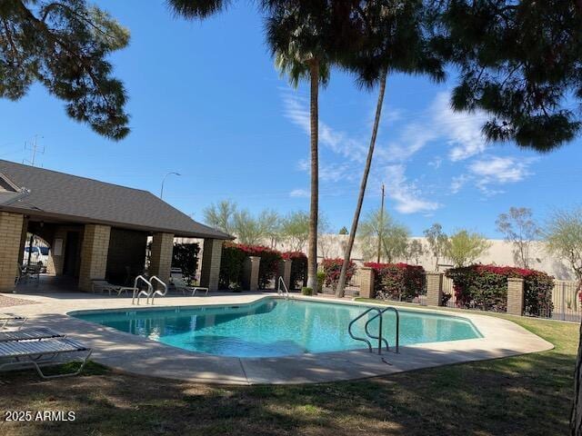 27 W Concorda Dr Unit 104, Tempe, AZ 85282 - community pool with a patio area