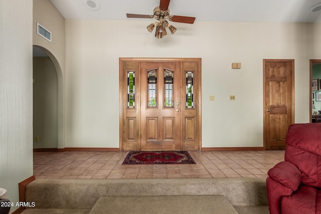 foyer entrance featuring light tile patterned floors and ceiling fan