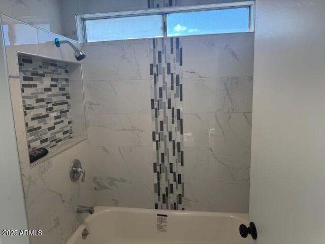 bathroom with tiled shower / bath combo