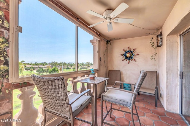 sunroom with ceiling fan