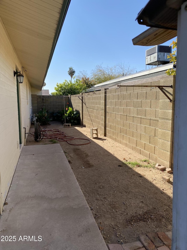 view of yard featuring a patio