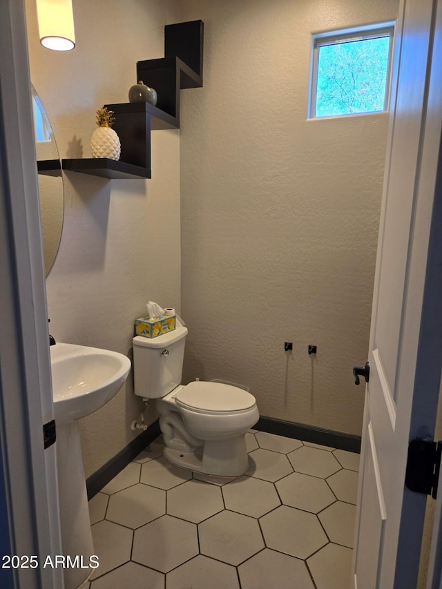 9302 W Georgia Ave, Glendale, AZ 85305 - half bath featuring toilet, baseboards, and a sink