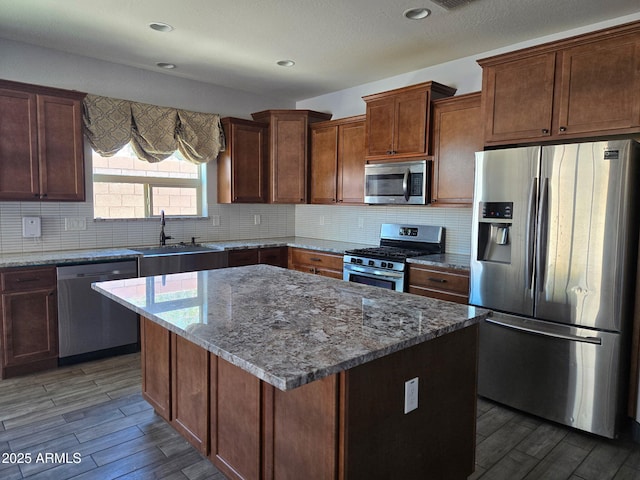 9302 W Georgia Ave, Glendale, AZ 85305 - kitchen featuring appliances with stainless steel finishes, a sink, wood finished floors, a center island, and recessed lighting
