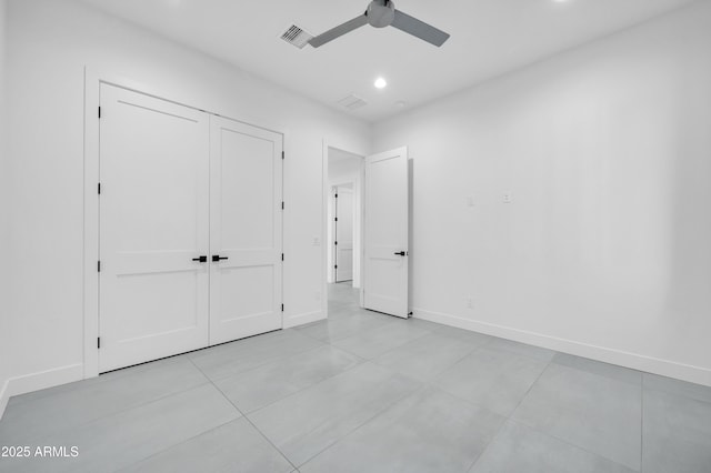 unfurnished bedroom with ceiling fan and a closet