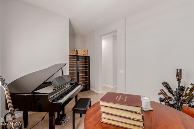 living area with baseboards, beverage cooler, and visible vents