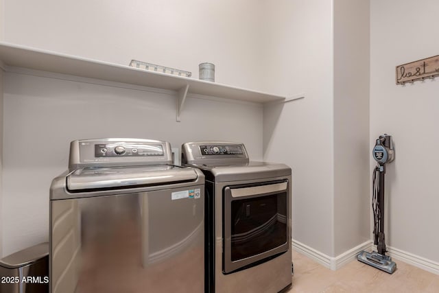 laundry room featuring laundry area, baseboards, and independent washer and dryer
