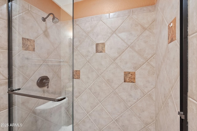 4200 N Miller Rd Unit 408, Scottsdale, AZ 85251 - bathroom featuring a tile shower
