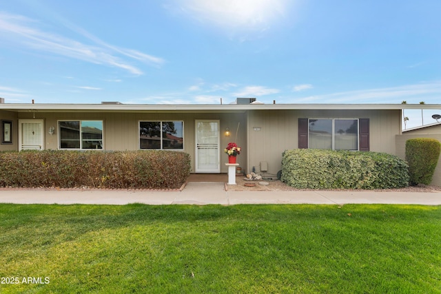 ranch-style house featuring a front lawn