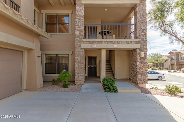 property entrance featuring a balcony