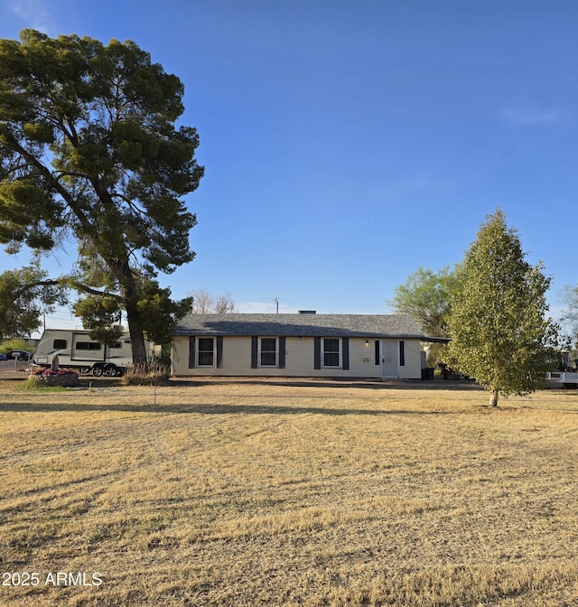 1055 S 4th St, Coolidge, AZ 85128 - ranch-style house featuring a front lawn