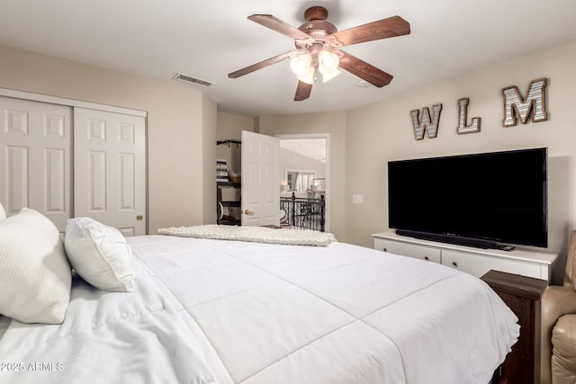 bedroom featuring ceiling fan, visible vents, and a closet