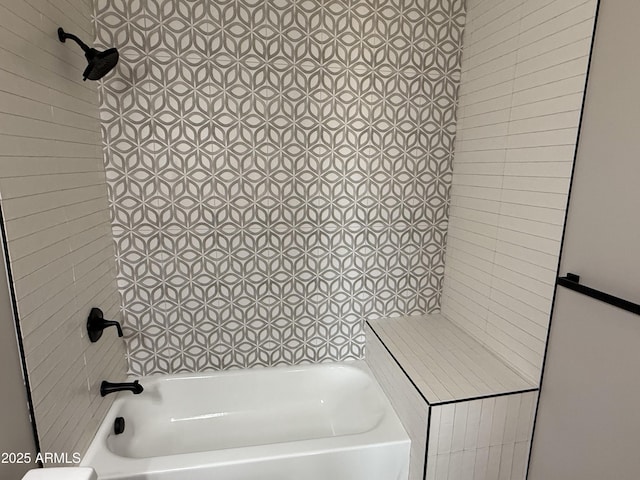 bathroom featuring tiled shower / bath combo