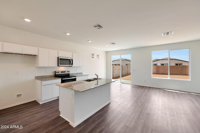 kitchen featuring a center island with sink, sink, dark wood-type flooring, appliances with stainless steel finishes, and white cabinets