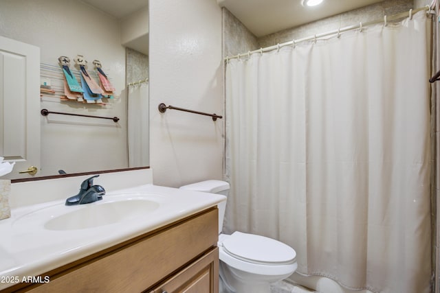 full bath with toilet, vanity, and a shower with curtain
