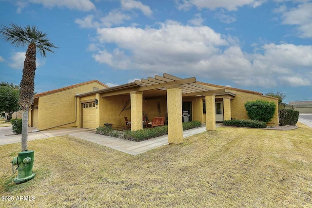 view of front of property with a front yard, stucco siding, a garage, driveway, and a pergola