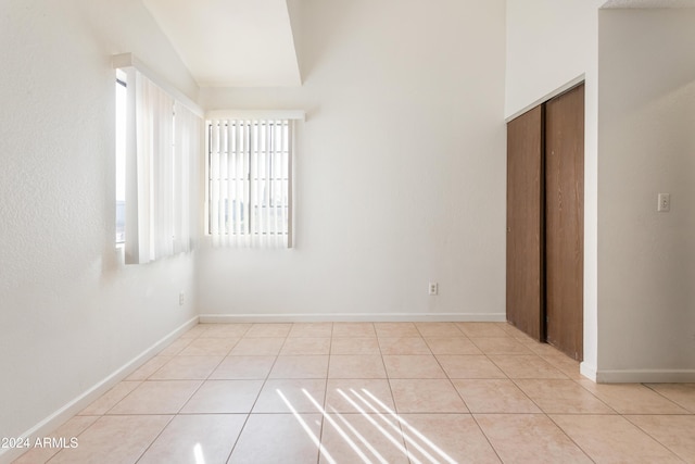 unfurnished room featuring light tile patterned flooring