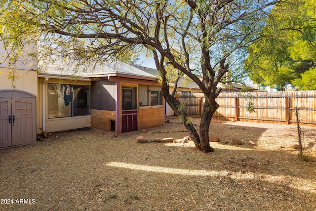 view of yard with a storage shed