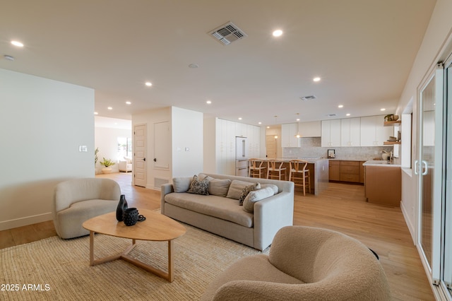 7127 N 79th St, Scottsdale, AZ 85258 - living room featuring light wood-style flooring, recessed lighting, and baseboards