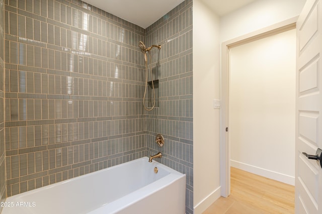7127 N 79th St, Scottsdale, AZ 85258 - bathroom featuring bathing tub / shower combination, baseboards, and wood finished floors