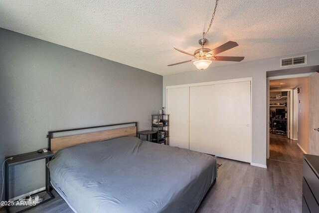 602 E Colgate Dr, Tempe, AZ 85283 - bedroom featuring wood finished floors, a textured ceiling, a closet, and a ceiling fan