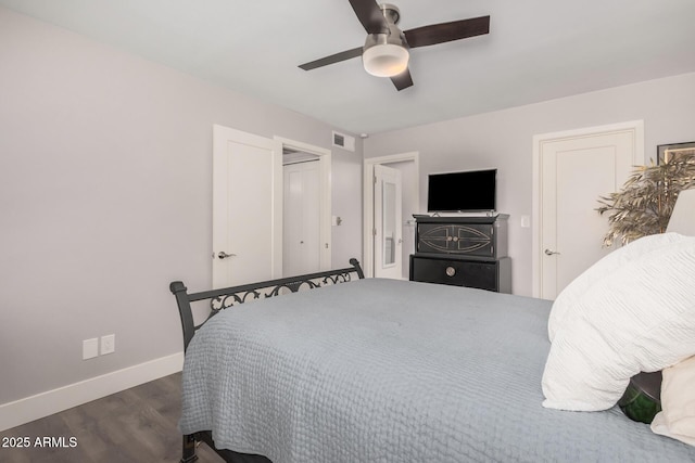 6480 N 82nd St Unit 1136, Scottsdale, AZ 85250 - bedroom featuring dark wood-style floors, baseboards, and a ceiling fan