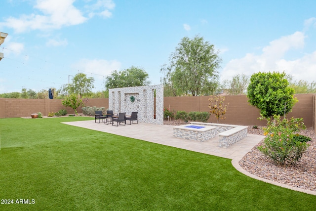 view of yard featuring a patio area