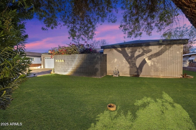 view of yard with an outdoor structure