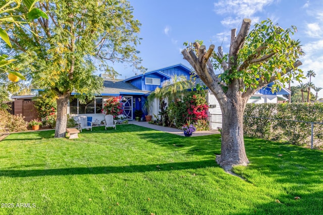 view of front of house featuring fence and a front yard