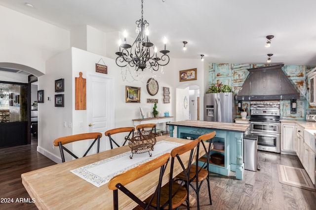 dining area featuring baseboards, visible vents, arched walkways, and dark wood-type flooring