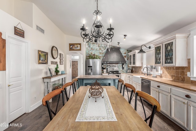 dining room featuring arched walkways, a notable chandelier, wood finished floors, visible vents, and baseboards