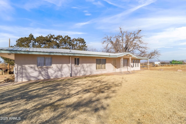 view of side of property featuring a lawn