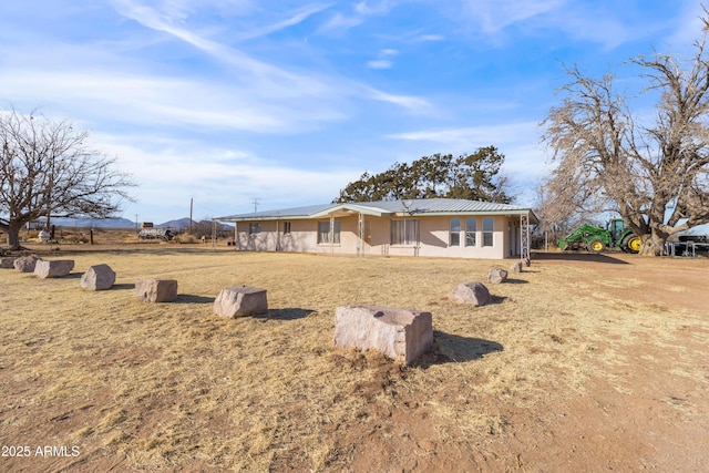 exterior space featuring a front yard