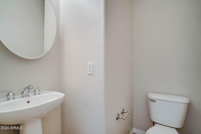 bathroom featuring toilet and sink