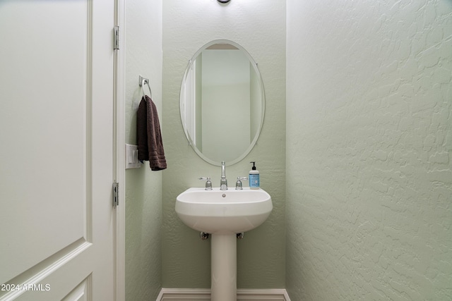 4126 S Last Chance Trl, Gold Canyon, AZ 85118 - bathroom featuring a textured wall