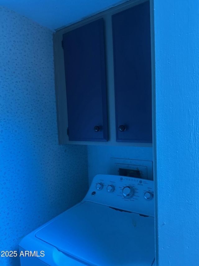 8110 N 31st Dr, Phoenix, AZ 85051 - laundry area featuring washer / dryer and cabinet space