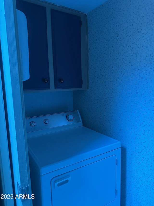8110 N 31st Dr, Phoenix, AZ 85051 - laundry area featuring washer / dryer, cabinet space, and wallpapered walls