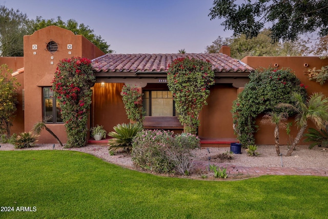 view of front of house featuring a lawn