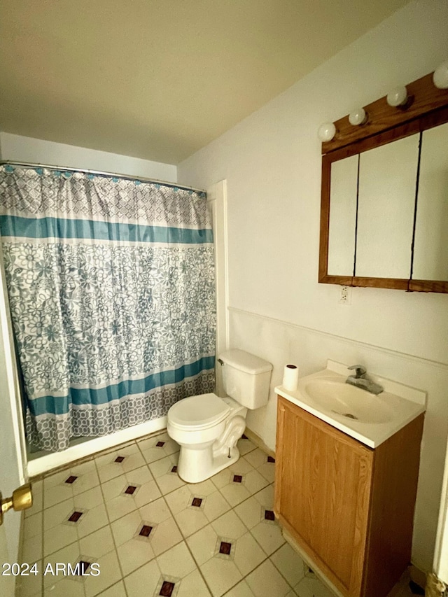 1020 W Schwartz Rd, Ajo, AZ 85321 - bathroom with a shower with curtain, toilet, vanity, and tile patterned flooring