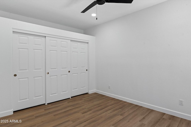 unfurnished bedroom featuring wood finished floors, baseboards, a closet, a ceiling fan, and recessed lighting